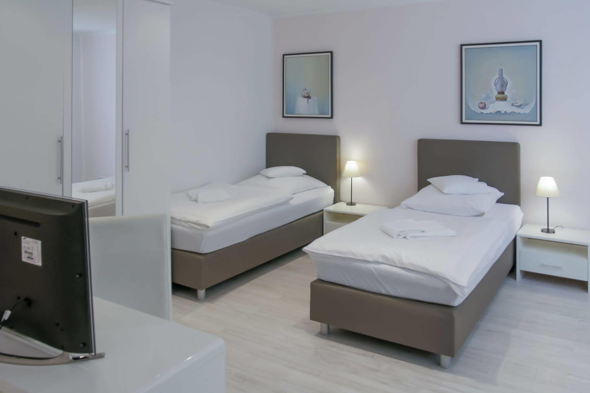 Pension Donau Grill Hannover Dış mekan fotoğraf